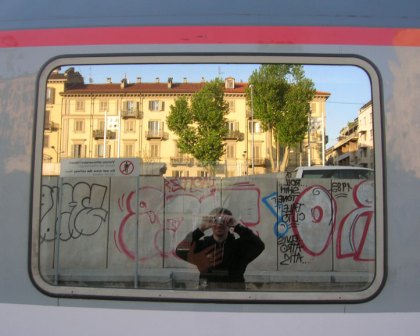 Riflesso murales Porta Susa su InterCitys mur