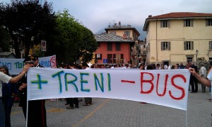 Manifestazione 2 giugno 2012 a Torre pellice contro la soppressione delle tratte poco remunerative